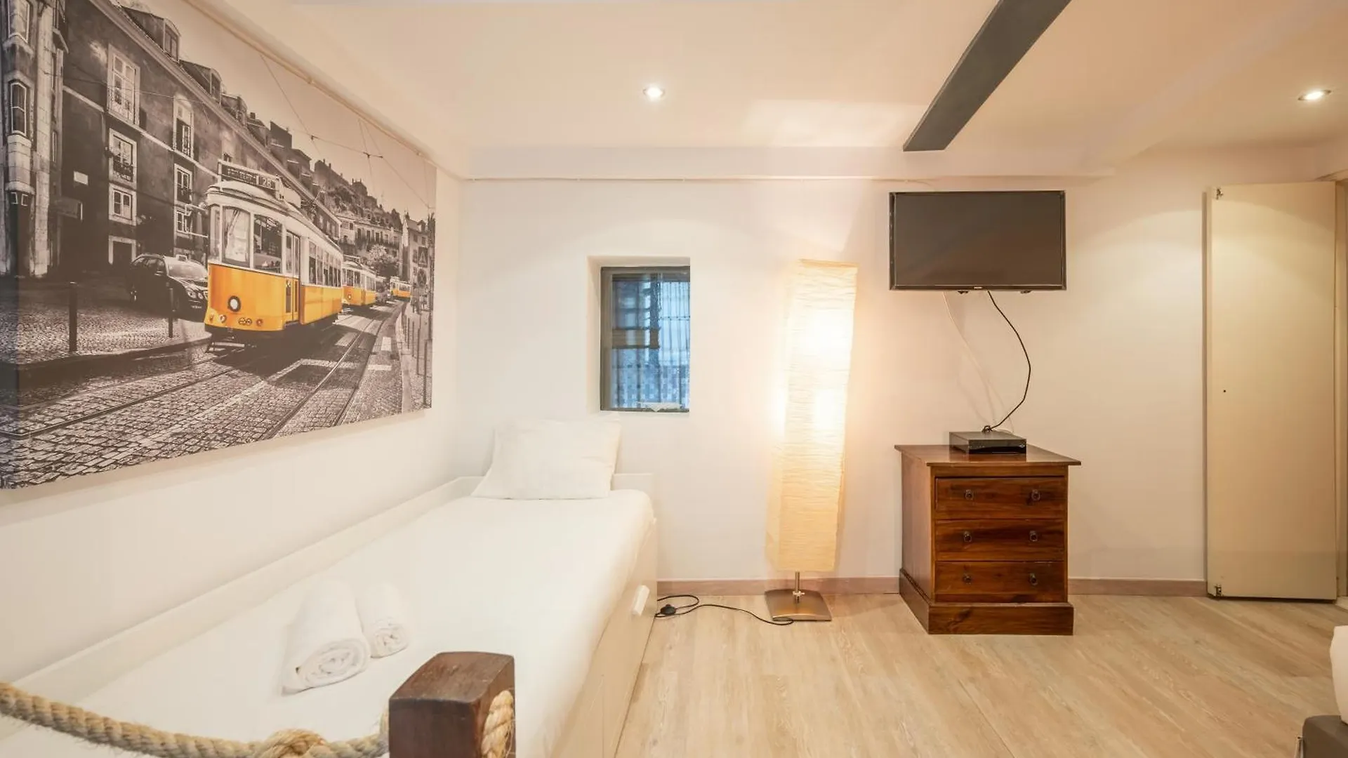 Cozy Getaway In Alfama By Lovelystay Lisbona